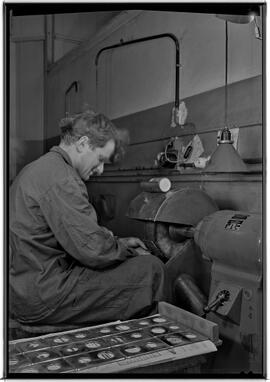 Genève, avenue de la Jonction : polissage à l'usine Gardy