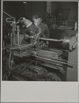 Genève, avenue de la Jonction : fabrication de pièce à l'usine Gardy