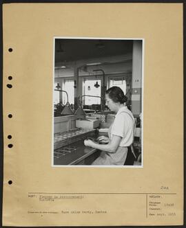 Genève, avenue de la Jonction : contrôle de pièces à l'usine Gardy