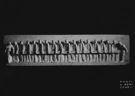 [Ouvriers portant un rail, haut-relief de James Vibert]