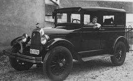 Carron Rolande, enfant, dans la voiture de Rose Pittet
