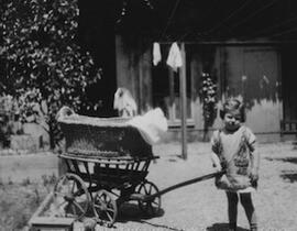 [Enfant avec landau, Genève]