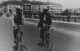 [Genève: deux cyclistes sur le pont du Mont-Blanc]